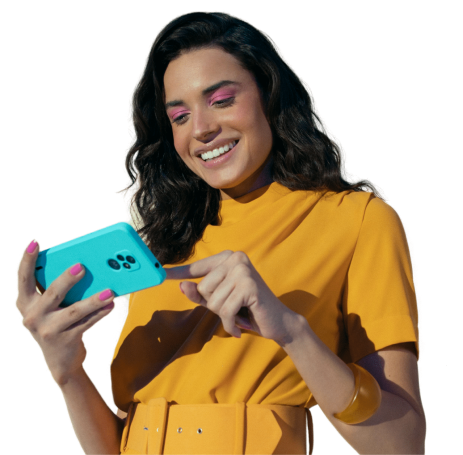 imagem de uma mulher utilizando o celular, sorrindo