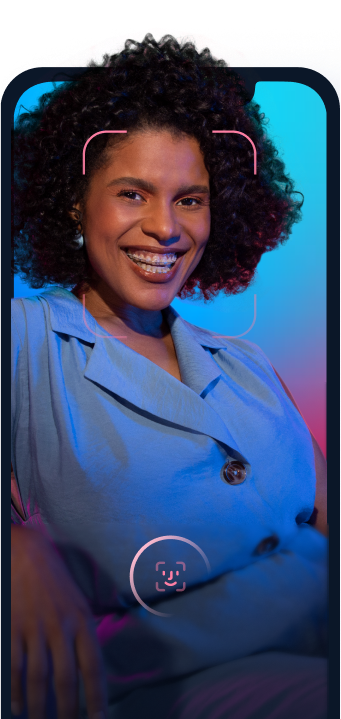 imagem de umar mulher sorrindo dentro de um mockup de celular