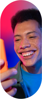 imagem de um homem sorrindo olhando o celular