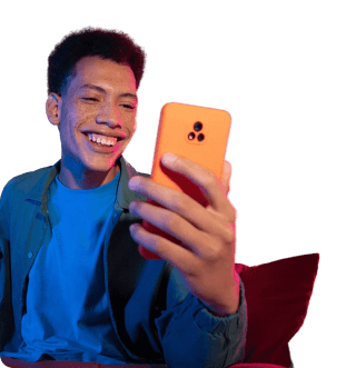 imagem sorrindo, olhando para o celular