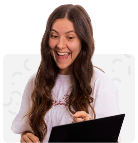 Duas mulheres conversando e usando um computador