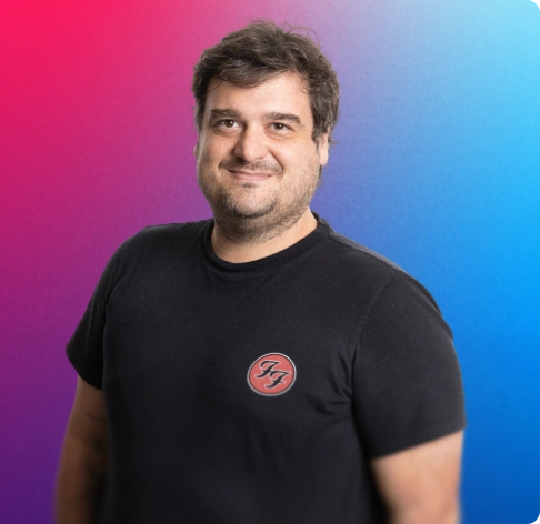 imagem de uma homem segurando um celular